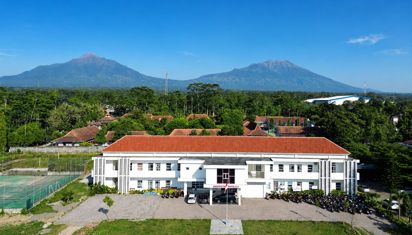 Gedung kampus Universitas Boyolali dengan latar pegunungan pada pagi hari